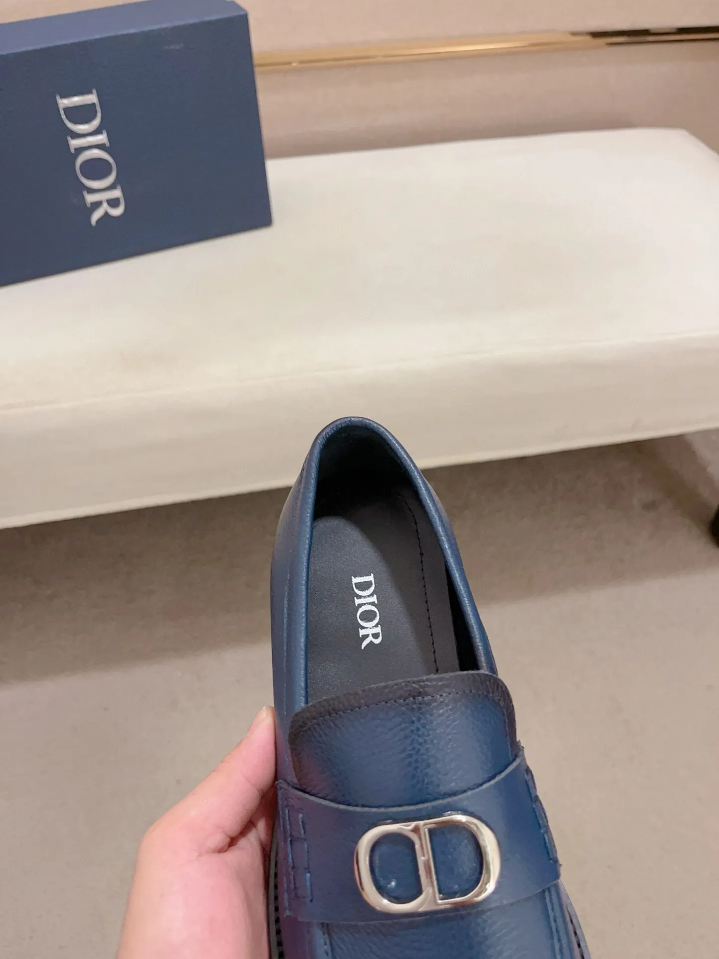 Men's shoes 💰: 560💰 High-end version of Dior Dior's new series. Famous actors and internet celebrities wear super popular designs. The sculptures of French artist Niki de Saint Phalle are designed as rings. Material: Imported original material ➕Painted cowhide Foot pads: cowhide Outsole: Rubber outsole Men's shoe size: 38~44 Can be customized to size 45